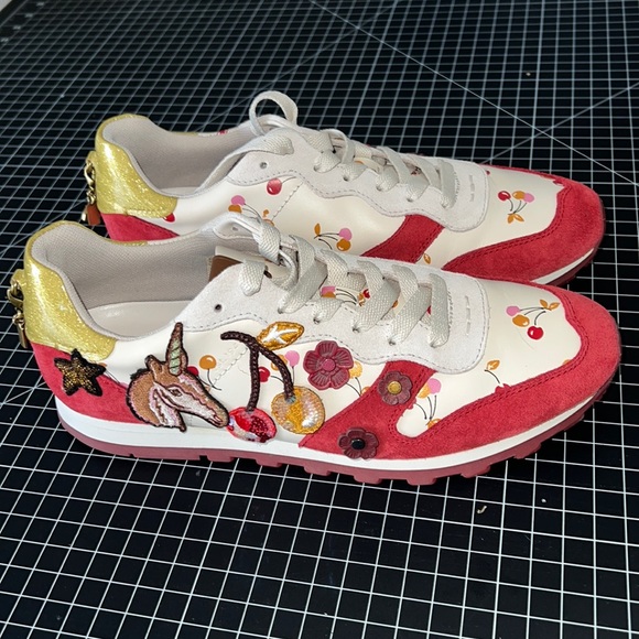 Like new Women Runner Coach Sneakers Size 9. - Picture 1 of 9